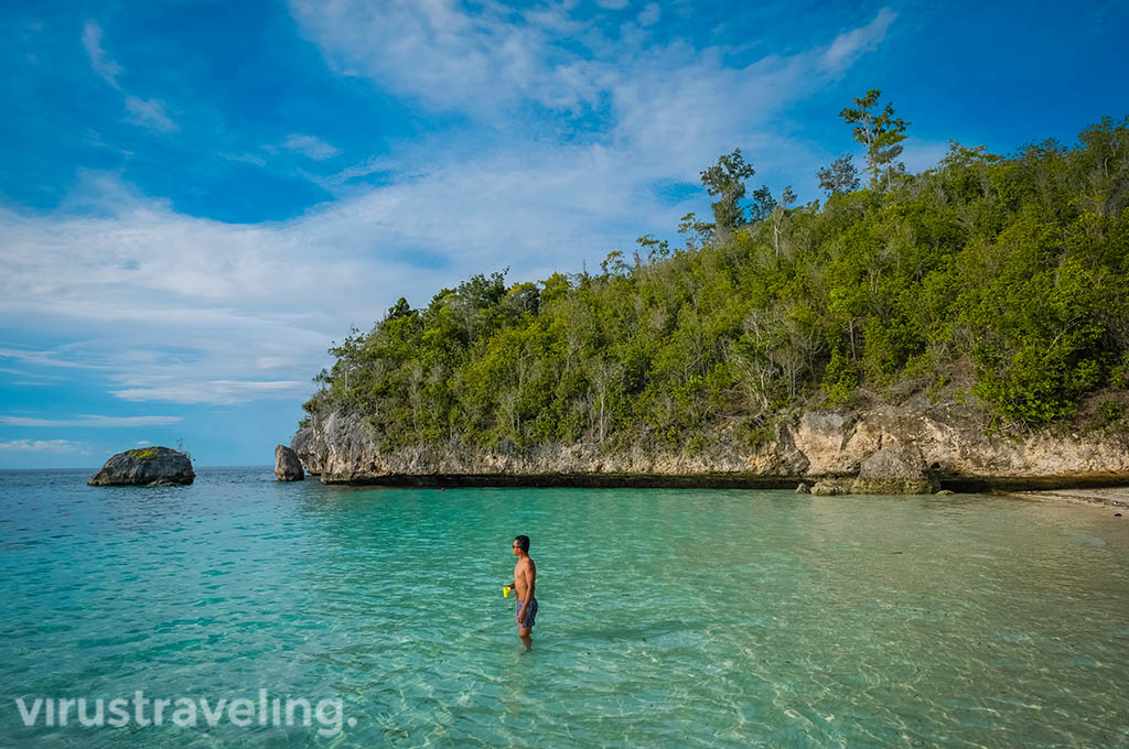virustraveling di pantai Karina Togean