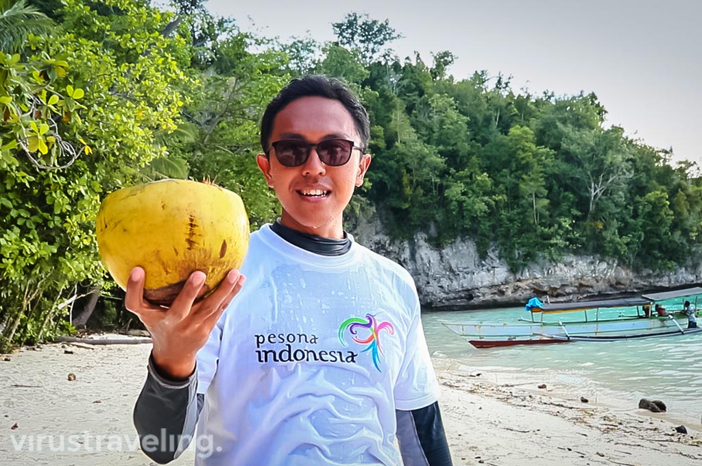 Wiranurmansyah di Pantai Karina Togean Islands