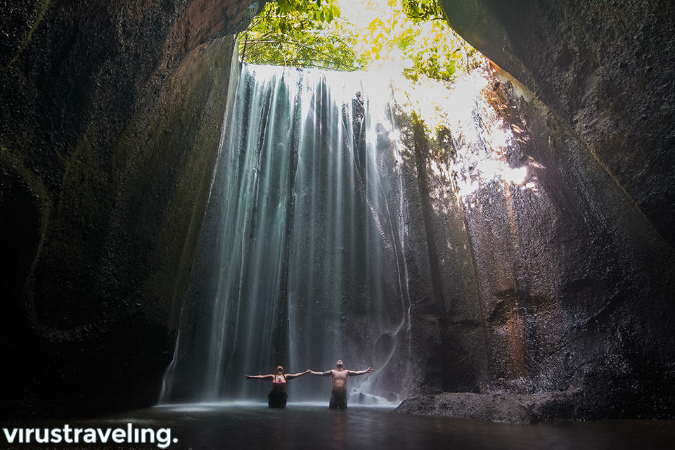 couple traveler at tukad cepung waterfall