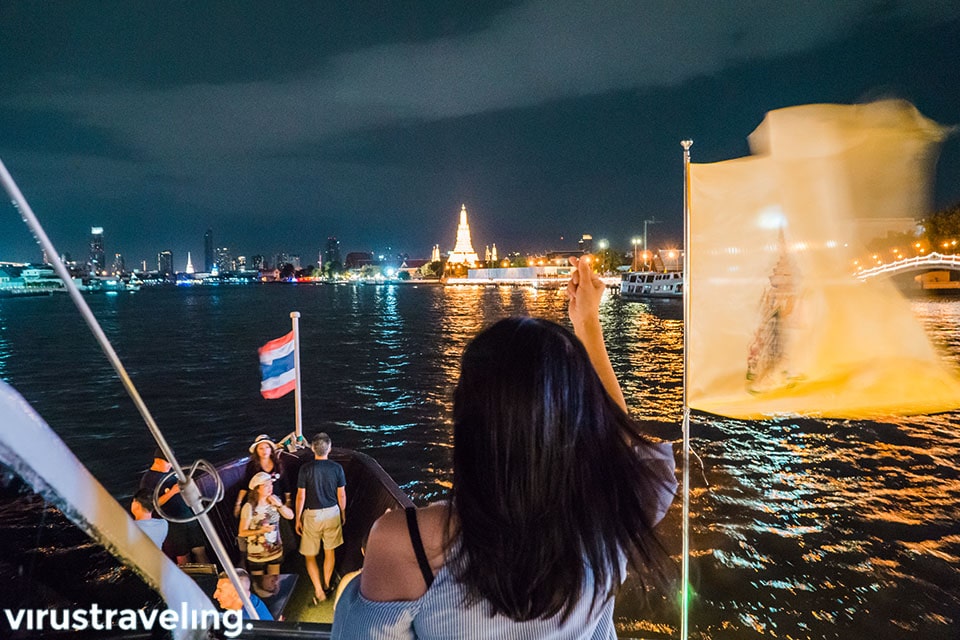 Pemandangan di atas Chao Phraya Cruise Dinner malam hari