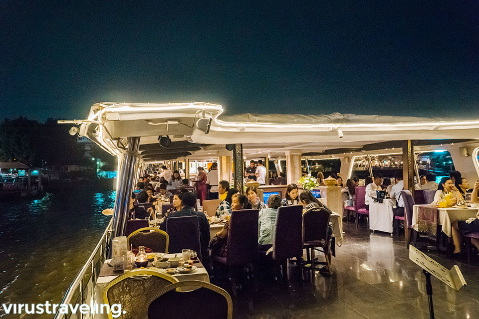Suasana di atas Chaophraya Cruise Dinner