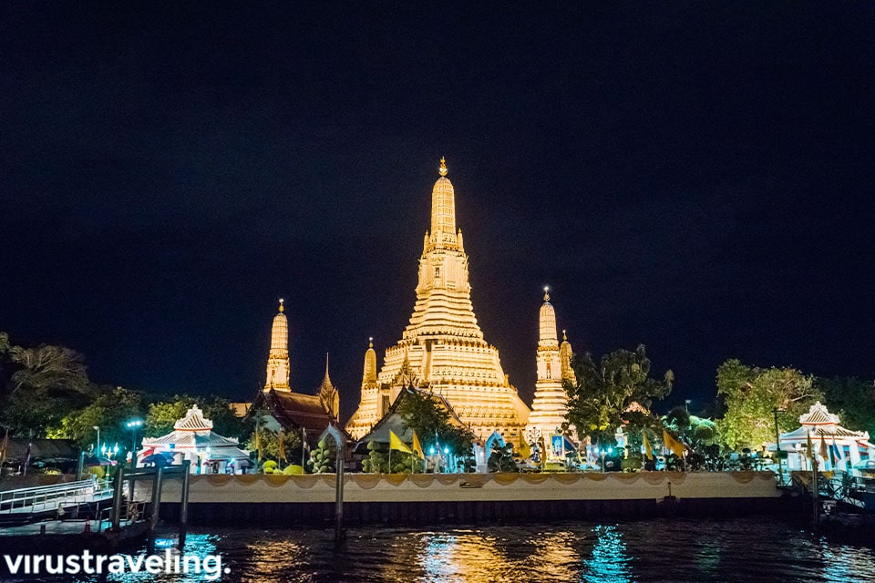 Wat Arun saat malam hari