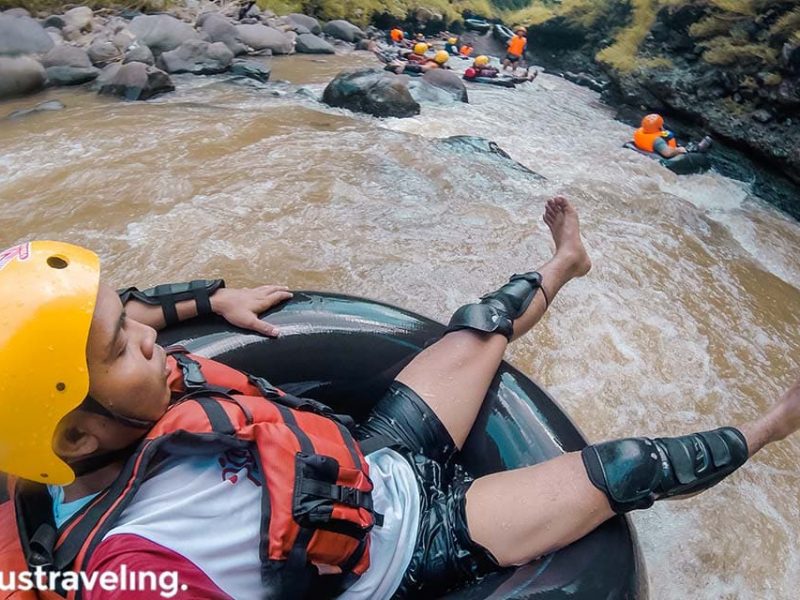 Serunya aktivitas River Tubing